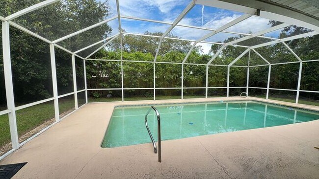 Foto del edificio - Open floor plan pool home