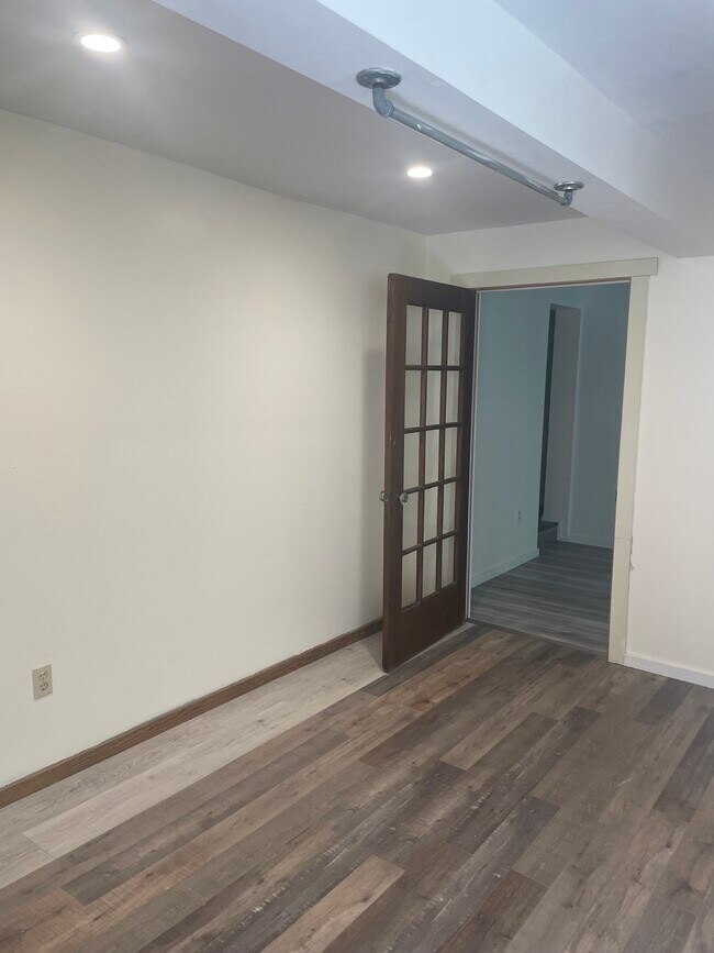 Building Photo - 219 Redwood Dr