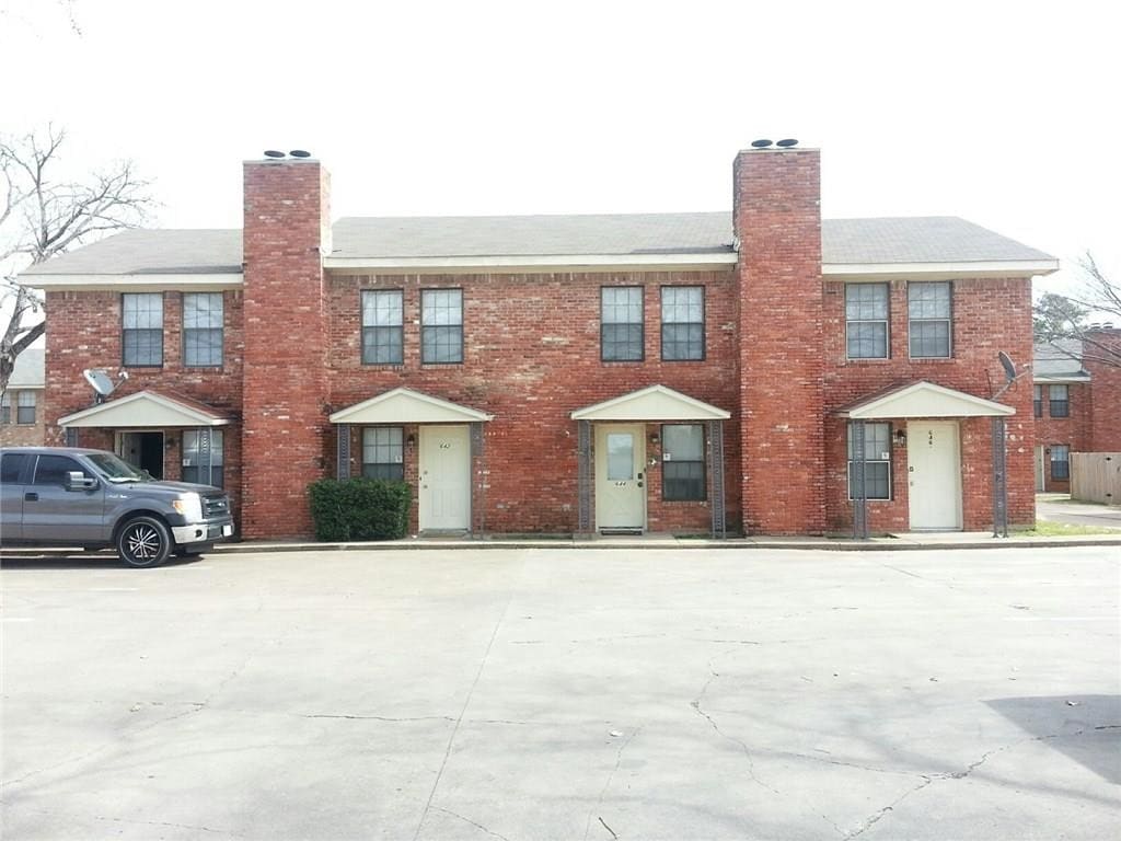 Primary Photo - 646 S Rogers Rd