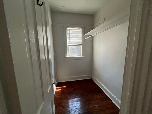 Foto del edificio - 2033 N Cambridge Ave