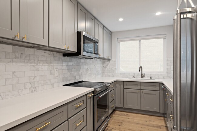Building Photo - 153 S Palm Dr