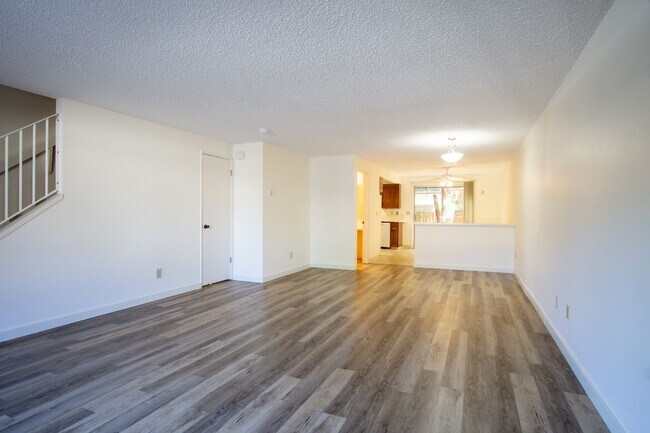 Foto del edificio - VERY Spacious Townhouse with Private Patio, DW, & W/D Hookups!