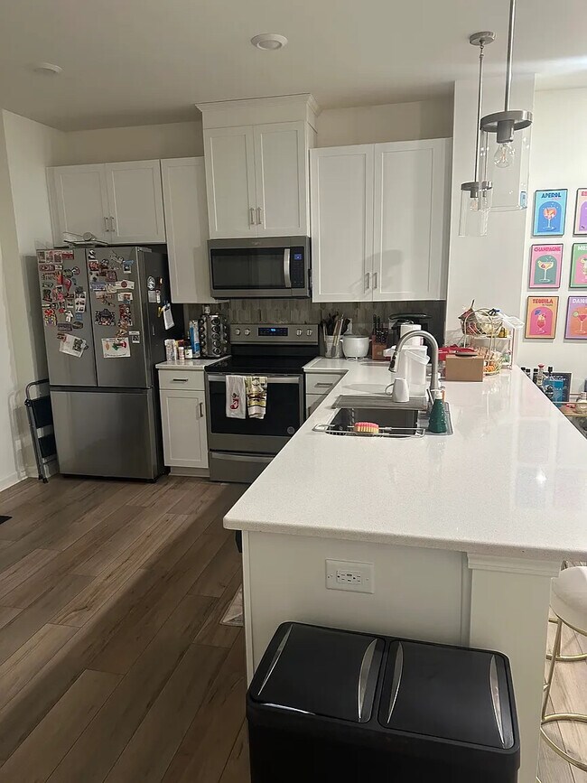 Foto del edificio - Room in Townhome on Spline Cir