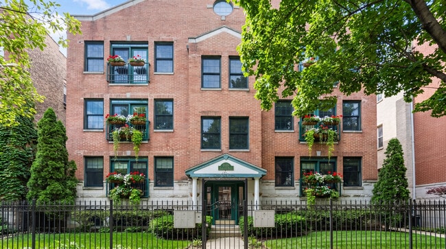 Building Exterior - 849 W Lakeside Plz Apartment