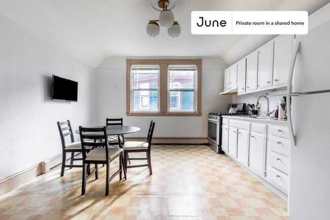 Building Photo - Private bedroom in 3 bed/1 bath Home