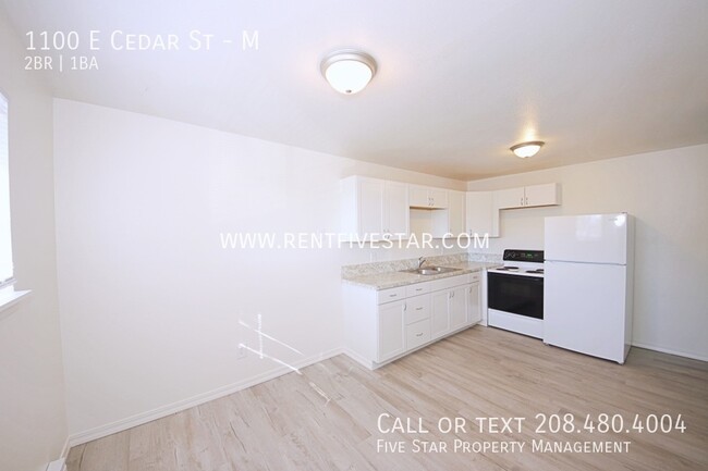 Building Photo - Upstairs Apartment In Central Location! Vi...