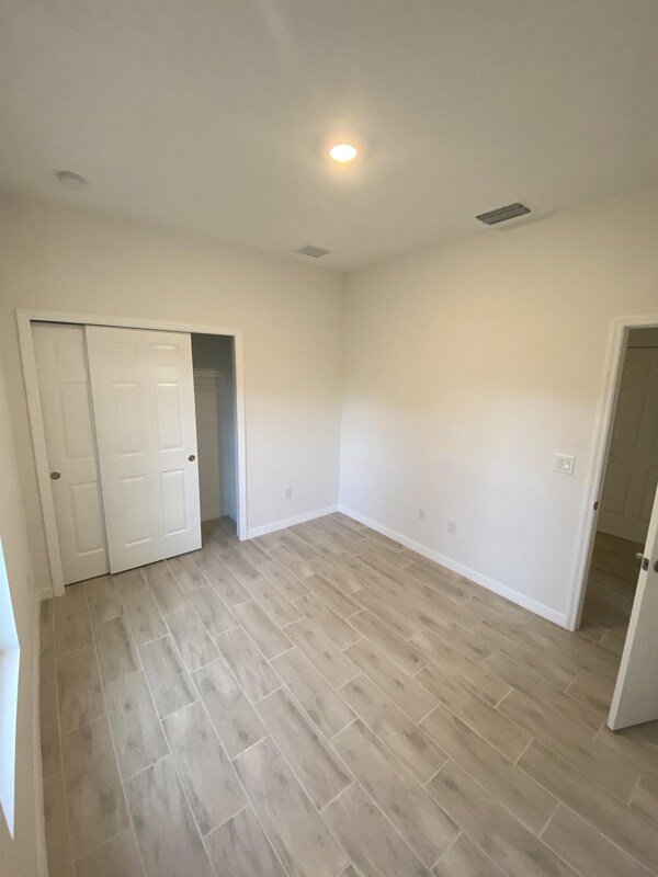 Building Photo - 1060-1062 San Cristobal Ave