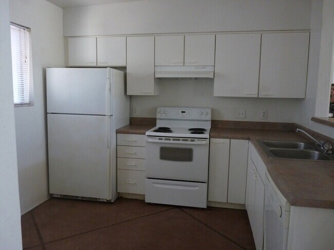 Building Photo - 2 bedroom near Tucson Mall!
