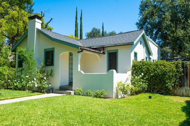 Building Photo - 1726 N Los Robles Ave
