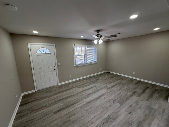 Foto del edificio - 315 Creekway Ct