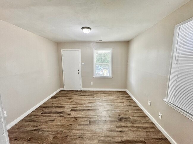 Foto del edificio - 1290 N McNeil St