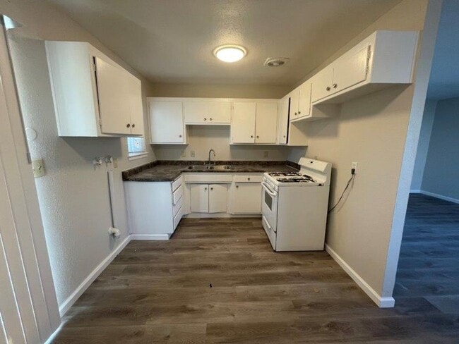 Building Photo - 2 Bedroom Walking Distance to Mather Air F...