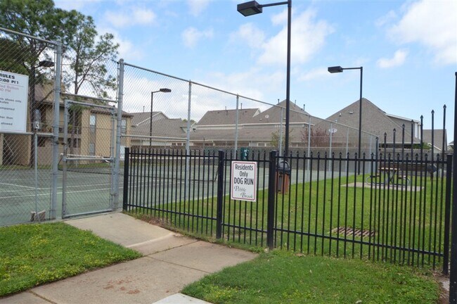 Foto del edificio - 3300 Pebblebrook Dr