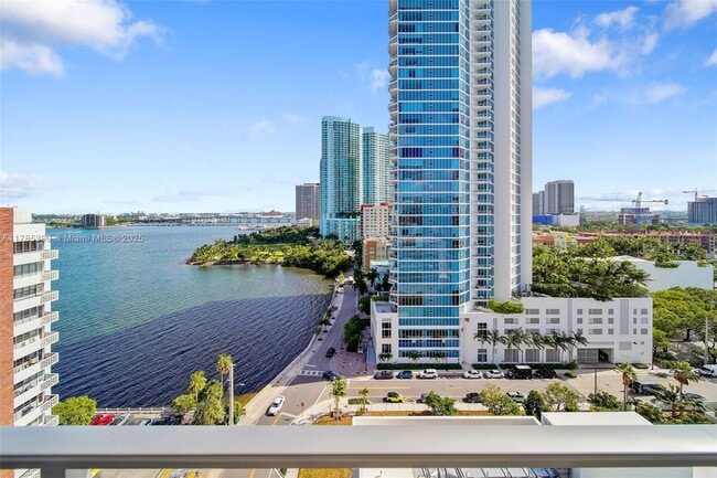 Building Photo - 2150 N Bayshore Dr
