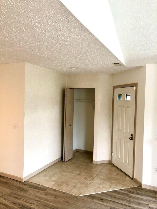 Building Photo - 6835 Villabrook Dr
