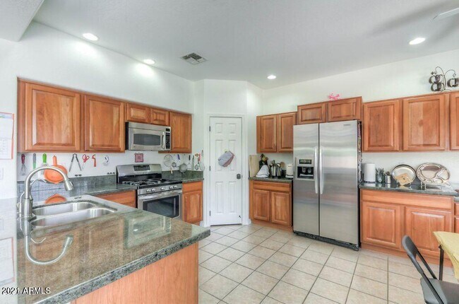 Building Photo - 971 E Bellerive Pl