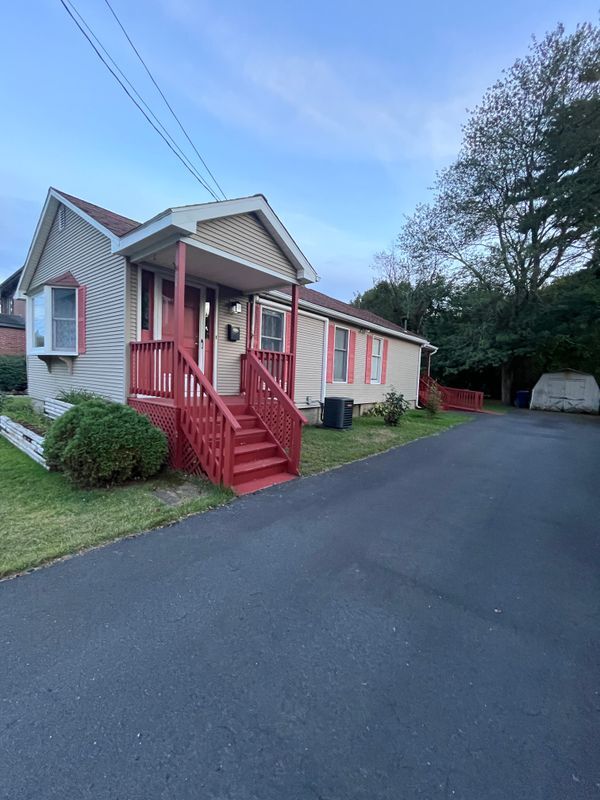 Foto principal - 64 Tomlinson Ave