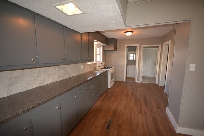 Building Photo - Rent This Spacious 3 Bedroom 1 Bath