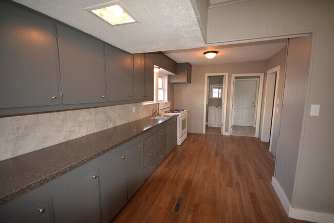 Foto del edificio - Rent This Spacious 3 Bedroom 1 Bath