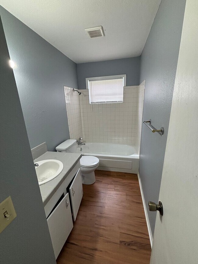 Foto del edificio - 8831 Country Club Dr