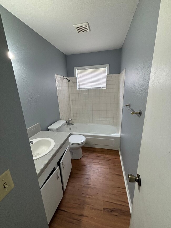 Building Photo - 8831 Country Club Dr