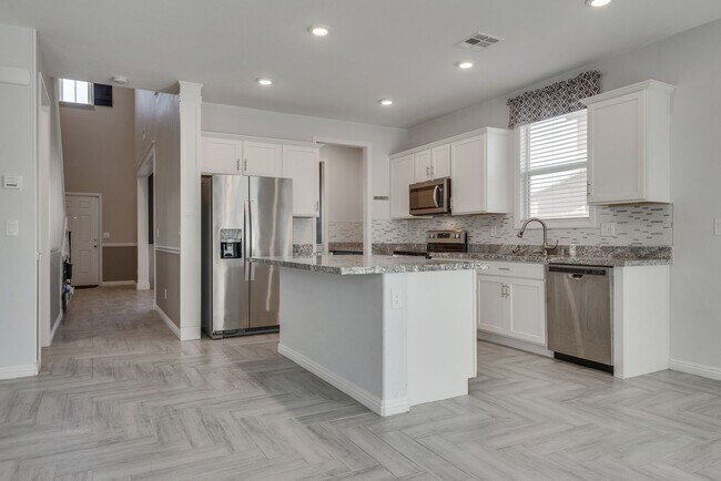 Foto del edificio - Nestled on a large lot, this two-story sin...
