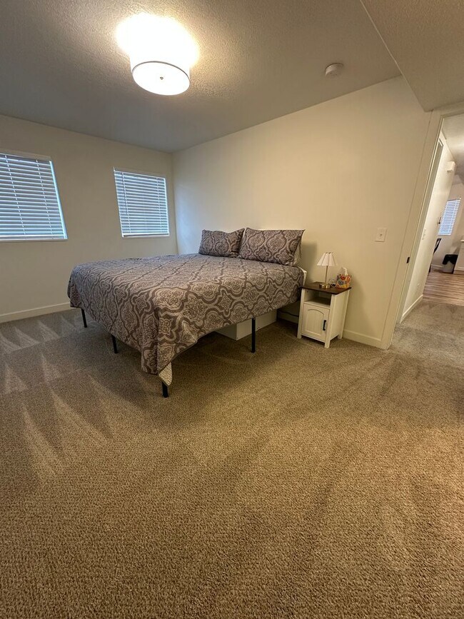 Building Photo - Partially furnished condo in Orem