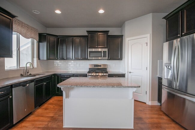 Building Photo - Charming Home in Saratoga Springs: Include...