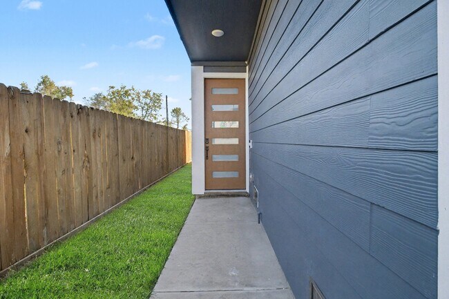 Building Photo - 5000 Higgins St