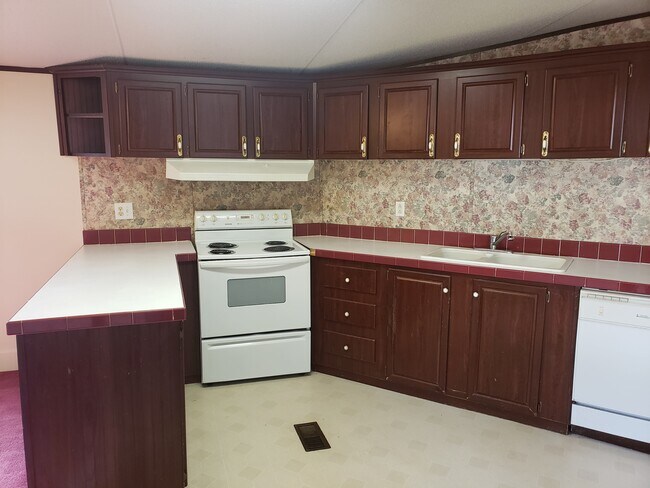 Building Photo - 255 Pine Dr