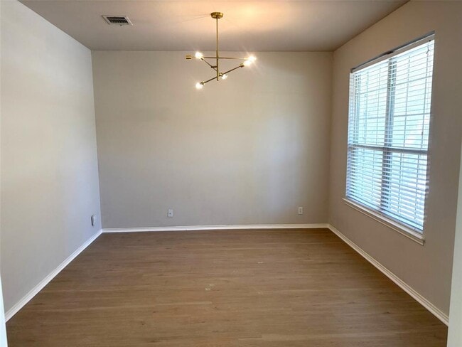 Building Photo - 3304 Santee Dr