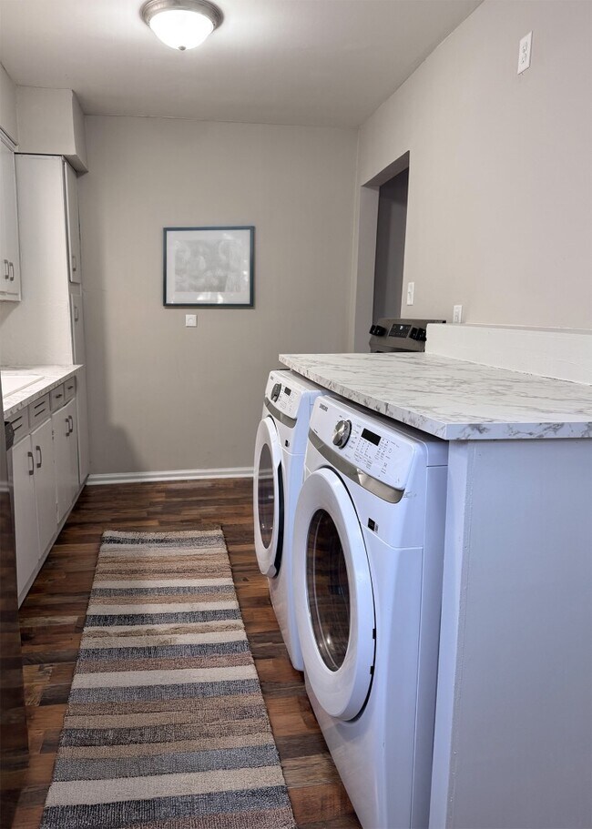 Building Photo - 599 Estridge Dr