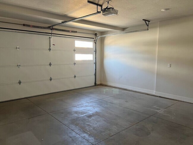Foto del edificio - Looks Almost Brand New Townhome!