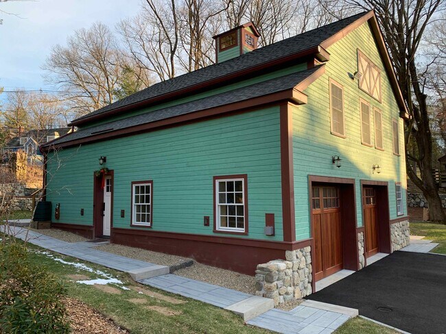 Carriage House Apt Entry - 386 Lincoln St