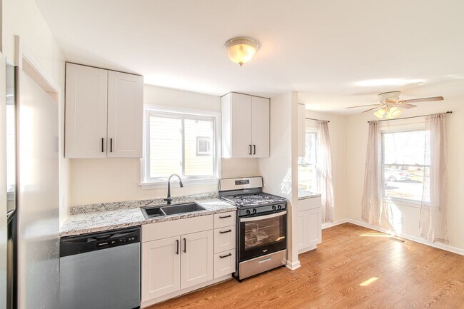 Foto del edificio - Charming Hazel Park Bungalow with Renovated Kitchen & Fenced Yard