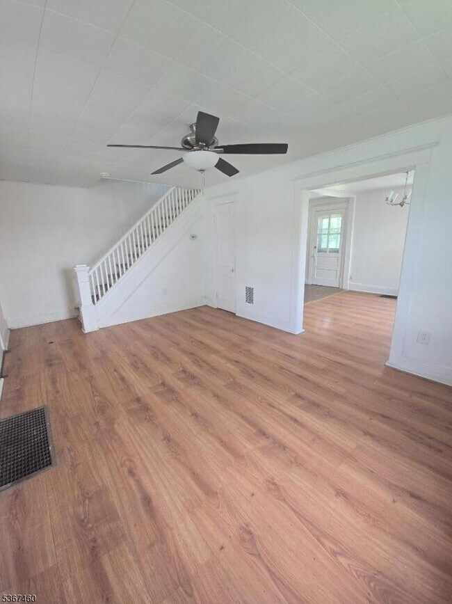 Foto del edificio - 323 Irwin St