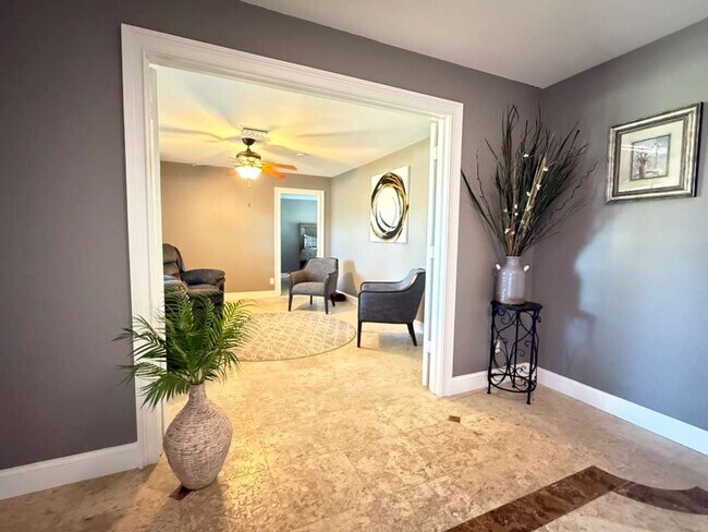 Foto del edificio - Furnished 4 Bed + Den 3 Bath 2,093 Sq Ft Pet-Friendly