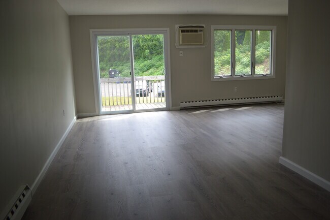 Living room - 85 Old Town Rd