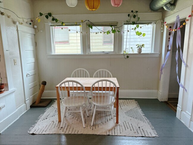 Building Photo - PRELEASE for Sept: 4bd/1bath near WWU