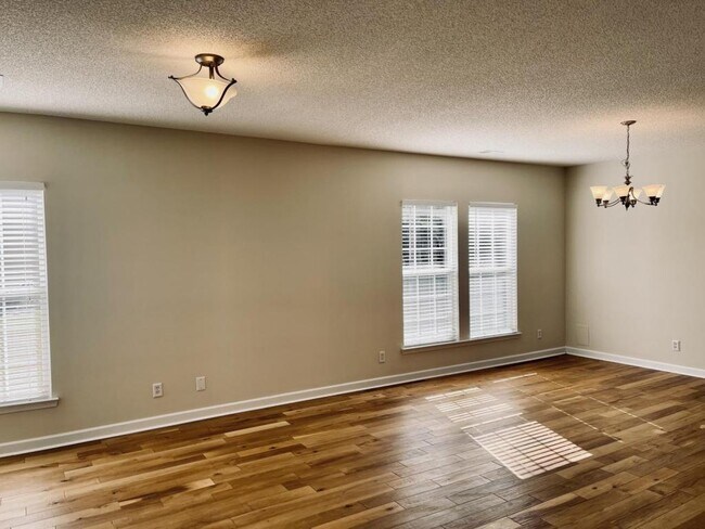 Building Photo - 1008 Woodall Court