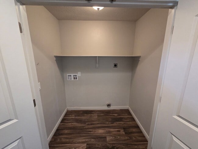 Building Photo - Spacious 4 Bedroom Home!