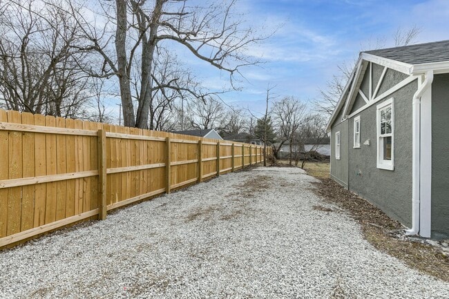 Building Photo - 2 Bedroom 1 Bathroom Home Located within w...