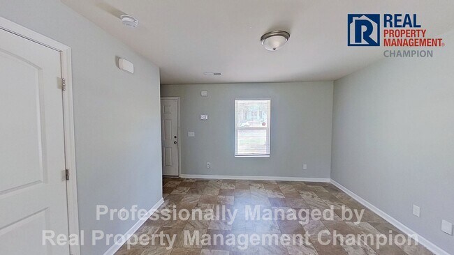 Building Photo - 3 BD/1.5 BA Home with Fresh Paint and New Carpet!