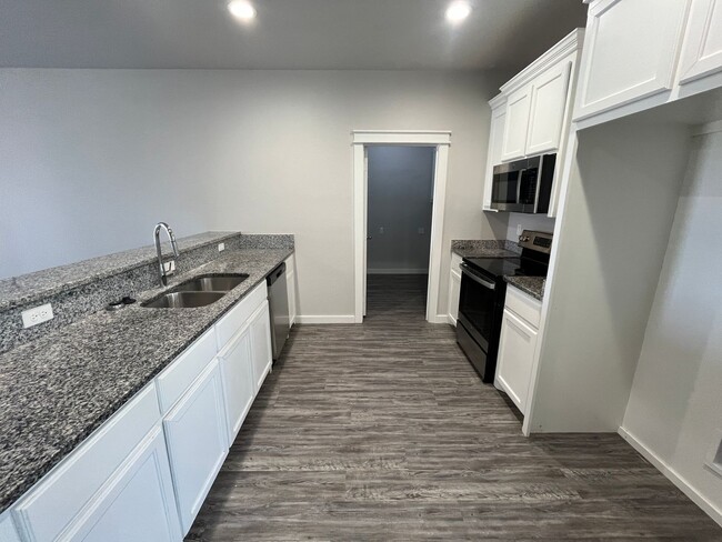 Building Photo - Quiet Neighborhood/Cozy Home/Two Car Garage