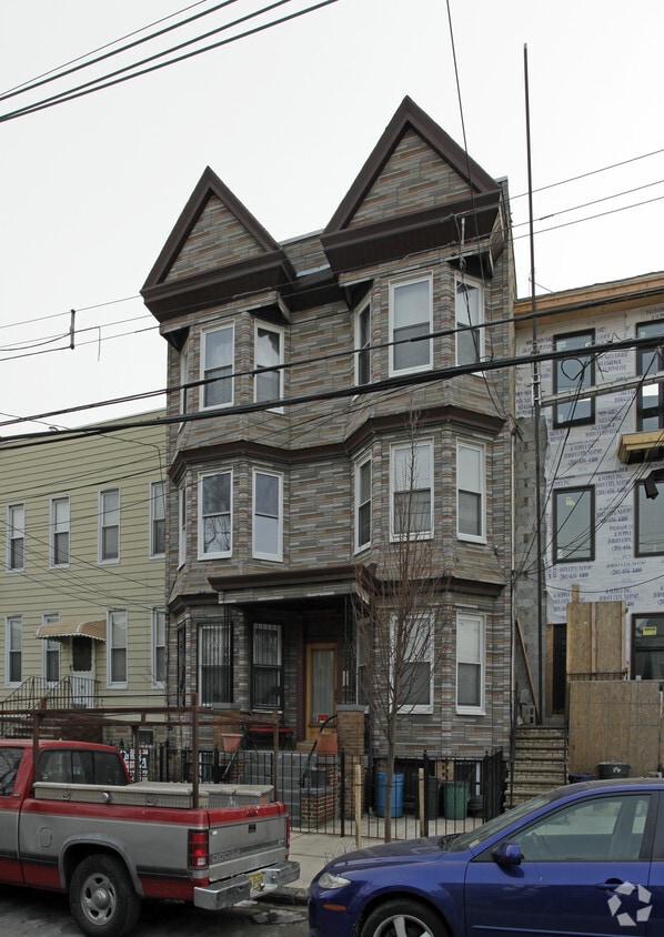 Building Photo - 43 Poplar St