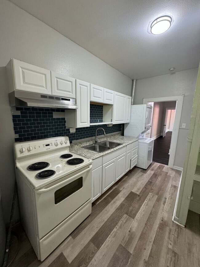 Building Photo - Remodeled Highland Apartment