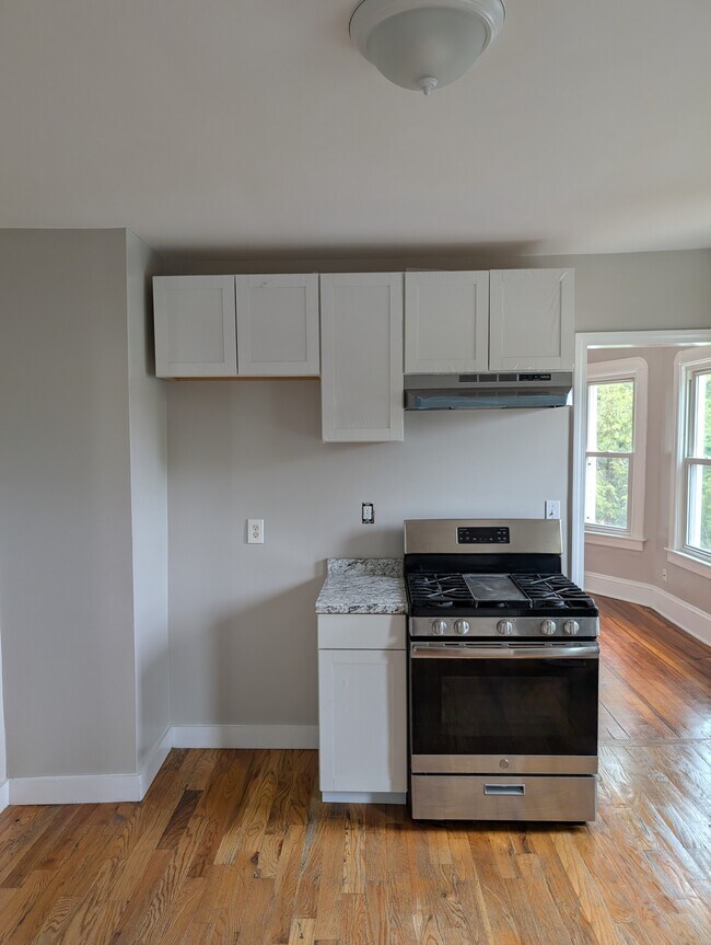Foto del edificio - 693 Belmont Ave