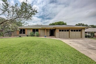 Building Photo - 402 Greenwood Dr