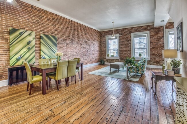 Building Photo - 110 E Alamo St