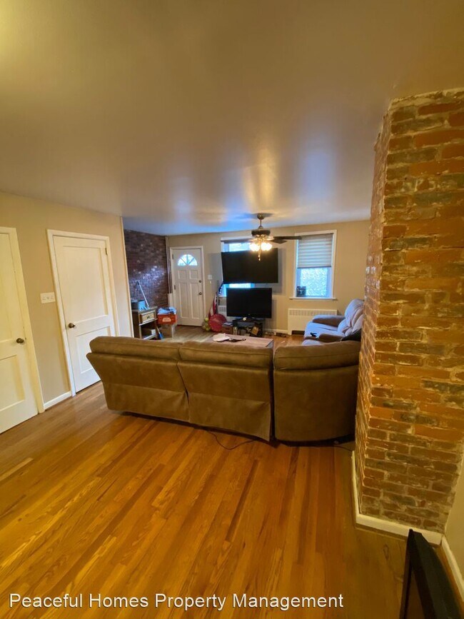 Building Photo - 3 br, 1.5 bath House - 323 W Walnut St